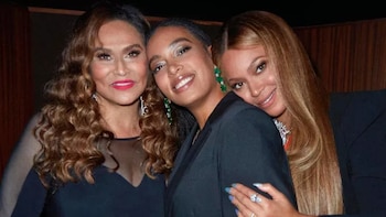 La decisión de la madre de Beyoncé que marcó la relación entre la cantante y su hermana Solange