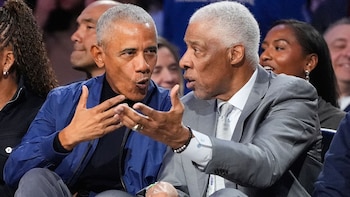 Julius Erving junto al expresidente