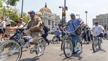 Paseo ciclista lowrider y “AztLÁn, túnel del tiempo” unen arte y cultura chicana en Bellas Artes, CDMX