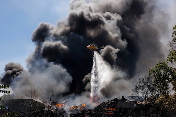 Una nube tóxica de un incendio en una planta de reciclaje al norte de Grecia llegó a Atenas (EFE/EPA/ACHILLEAS CHIRAS)