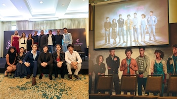 Grupo diverso de personas en un evento de prensa frente a una pantalla con el póster de 'Los Principiantes' y otras personas en primer plano