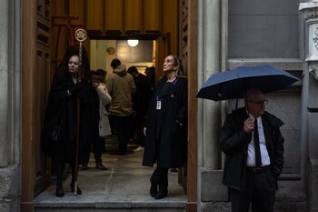 Varias personas aguardan para ver