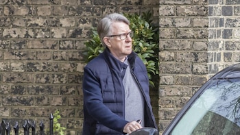 El exembajador de Reino Unido en EEUU Peter Mandelson se negó a entregar mensajes de su teléfono al Gobierno