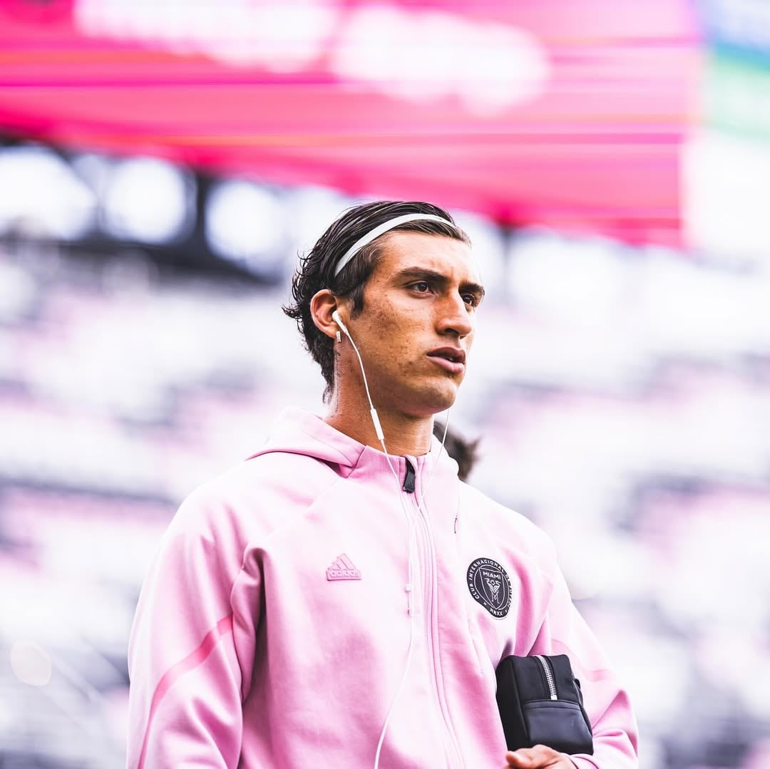 Giovanni Ferraina, ex Inter Miami, firmando su contrato con Club Almirante Brown, oficializando su transferencia (Imagen Ilustrativa Infobae)