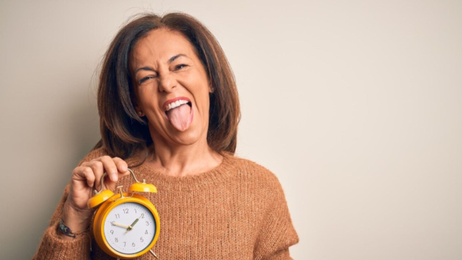 Houston menciona que cuando comenzó a escribir ese ensayo, la primera línea que se le vino a la mente fue: “La menopausia significa llegar a un acuerdo conmigo misma” (foto: Freepik)