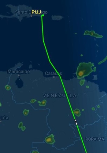 Mapa con línea de trayectoria de vuelo verde brillante, icono de avión en la línea, etiquetas de texto PUJ, Santo Domingo, Maracaibo, Caracas, VENEZUELA, RORAIMA