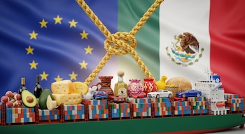 Bandera de la Unión Europea y de México, nudo de cuerda dorada, barco carguero con contenedores, botellas, aguacates, quesos, cerámica, coches, pan y fruta.