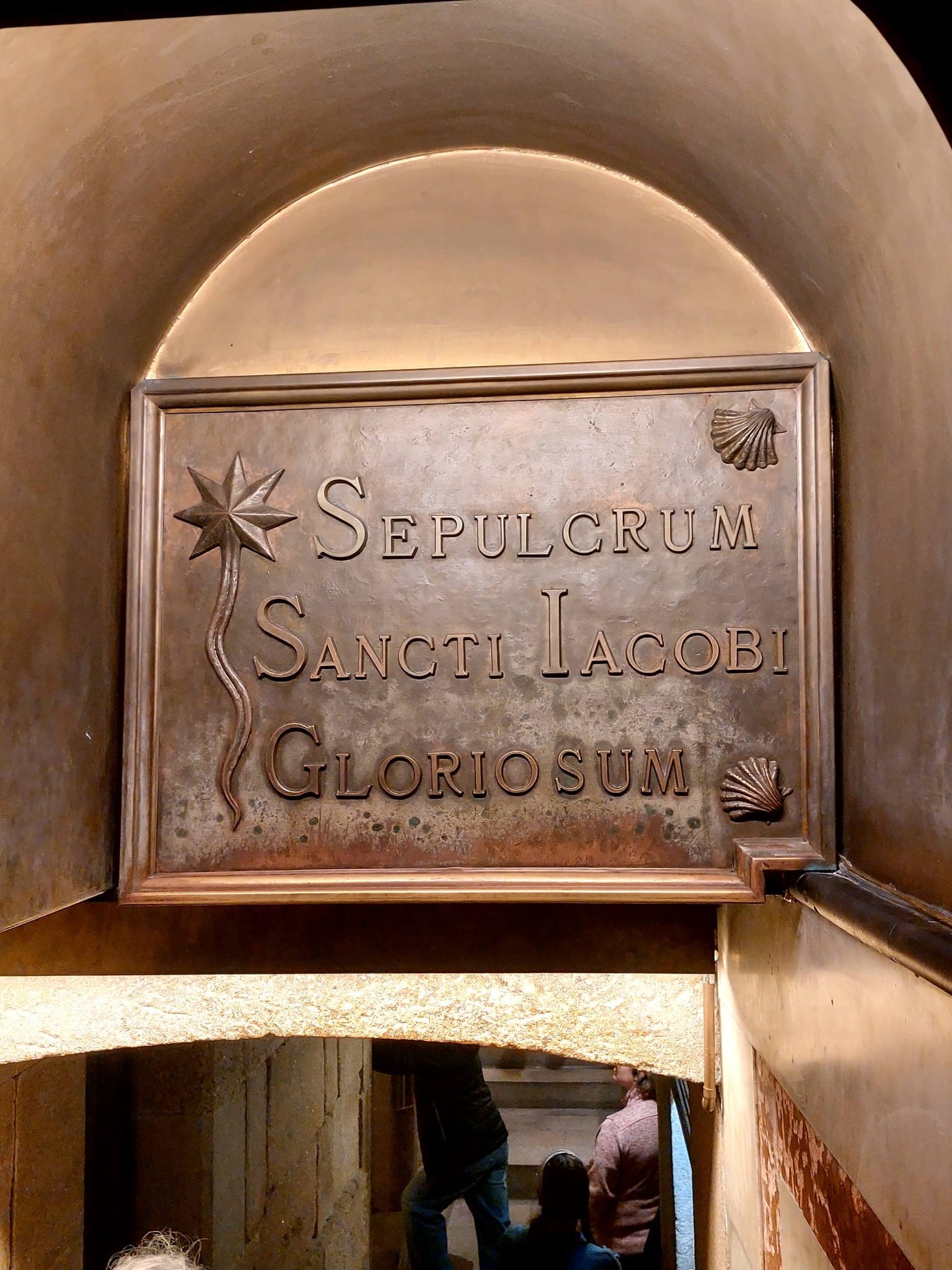 El acceso al sepulcro de Santiago, detrás del altar