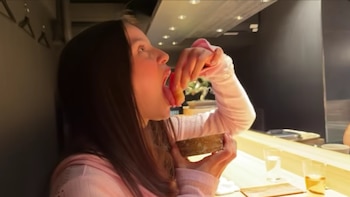 Emilia Mernes mostró cómo se come sushi en un restaurante de Japón: “Con la lengua”