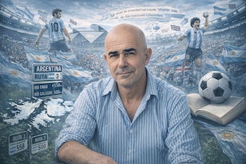 Eduardo Sacheri, estadio de fútbol con aficionados, banderas argentinas y británicas, jugadores de fútbol, mapa de Malvinas, carteles, pelota, libro y texto.