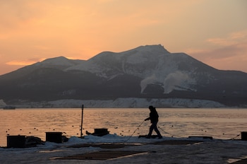 La isla de Kunashir, una de las cuatro conocidas como Kuriles del Sur en Rusia y los territorios del Norte en Jaoón (REUTERS/Yuri Maltsev/Archivo)