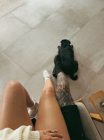 En la fotografía, Ángela aparece