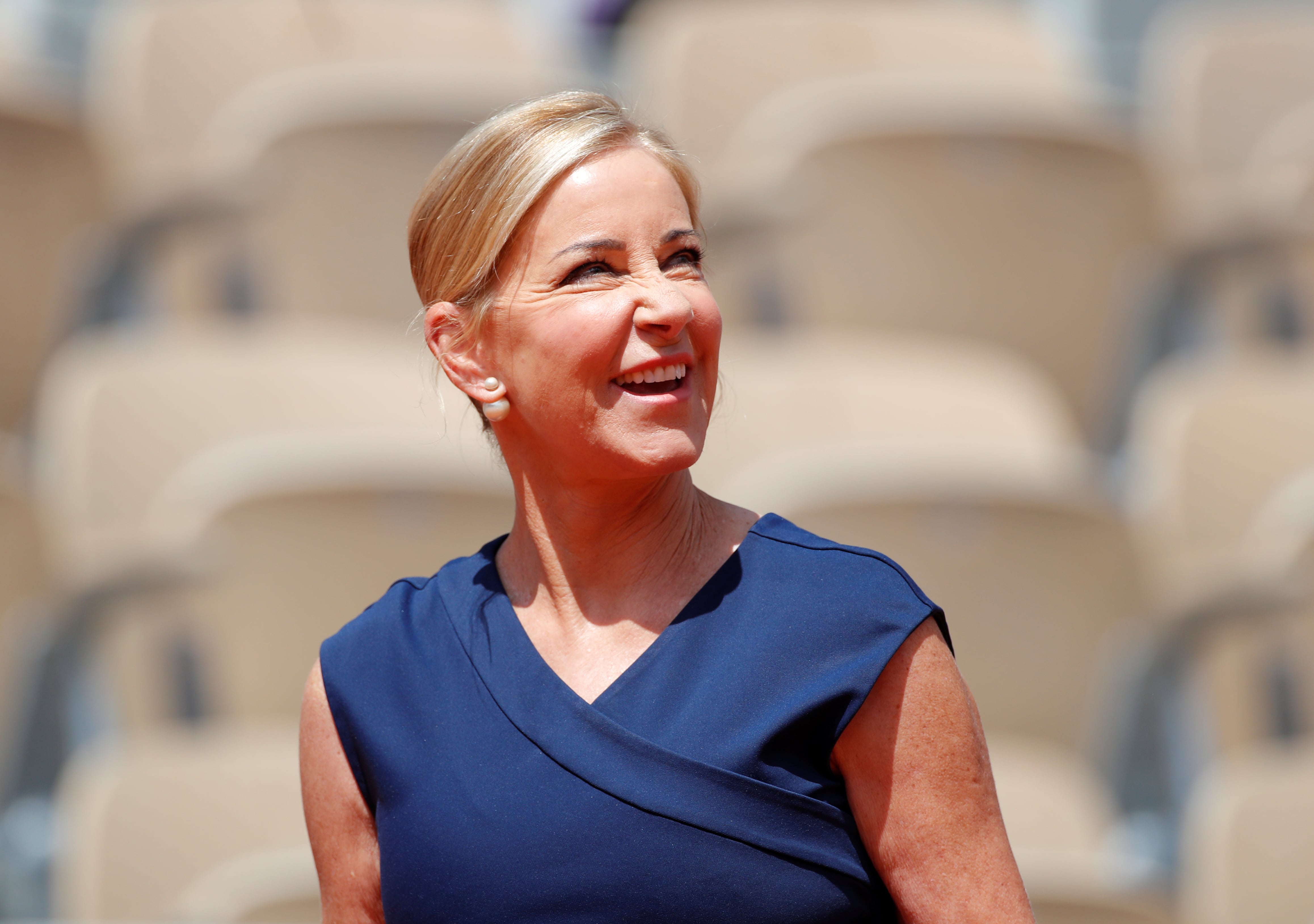 Chris Evert anunció que se alejará de sus compromisos profesionales, incluida su participación habitual en Wimbledon, para enfocarse en su salud (REUTERS/Charles Platiau/File Photo)