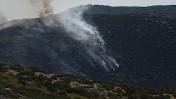 Aumentan a 115 los efectivos y a 17 los medios aéreos que tratan de sofocar el incendio en Tornavacas