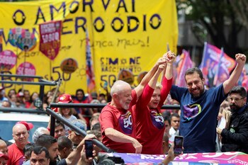 Lula recorrió la céntrica avenida Paulista con Guilherme Boulos en Sao Paulo (REUTERS)