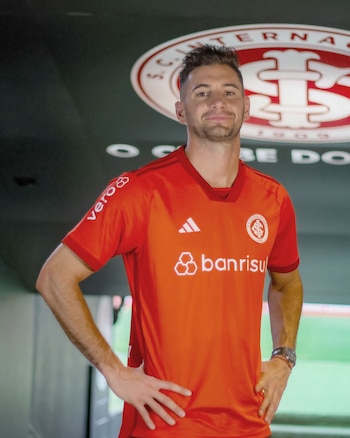 Lucas Alario firmó con Inter