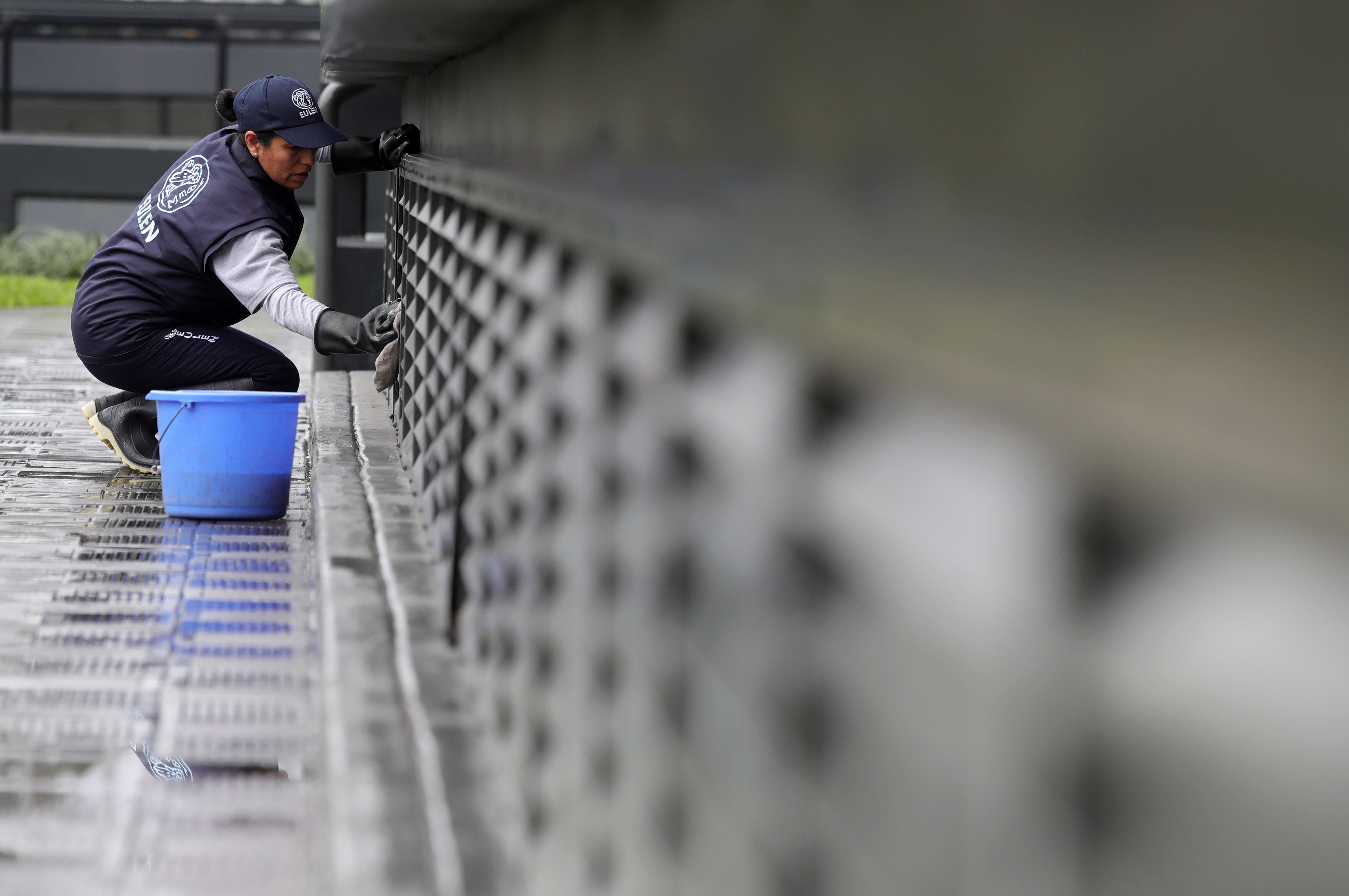 En la imagen, una trabajadora mientras realiza labores de limpieza en un edificio. EFE/Ernesto Arias/Archivo