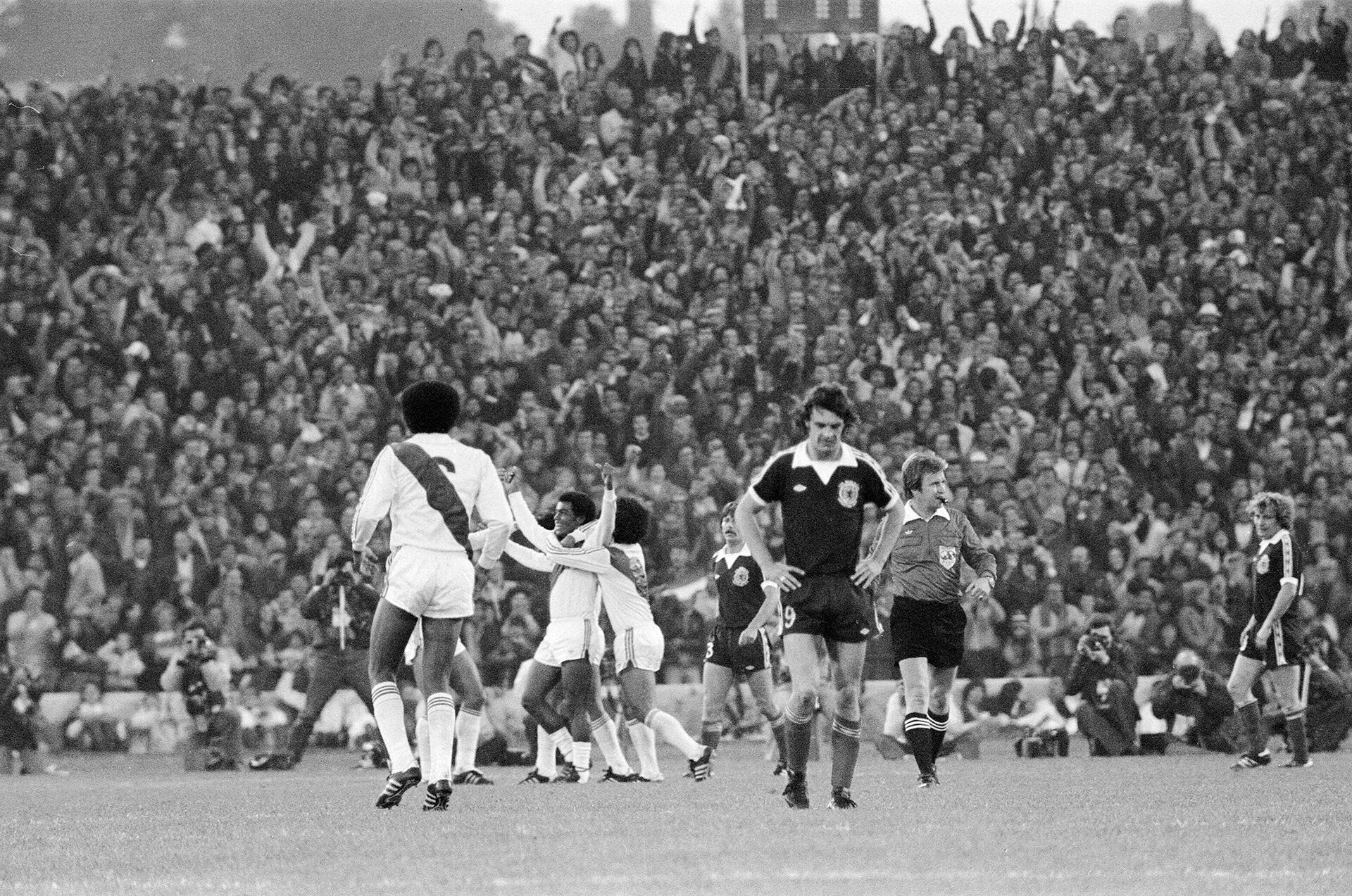 Escocía sufrió una dura derrota en su debut ante Perú por 3-1. Fue el único partido que jugó Willie Johnston, tras dar positivo en un control antidoping luego del encuentro - crédito Grosby Group