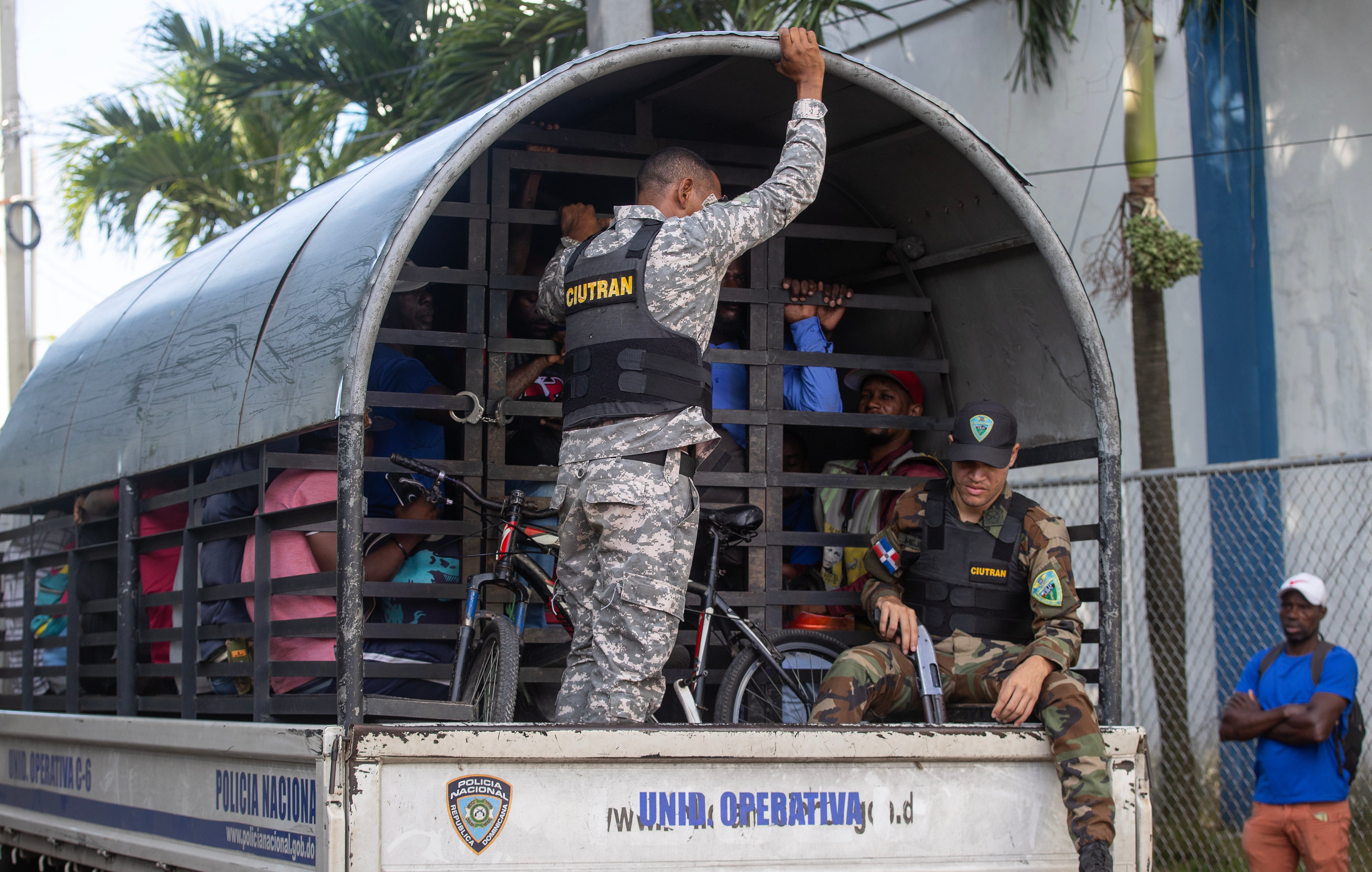 La Dirección General de Migración y el Ejército de República Dominicana interceptaron en Constanza a Marcos Yeilin Caraballo Rondón con seis haitianos sin documentación regular. (República Dominicana). EFE/Orlando Barría