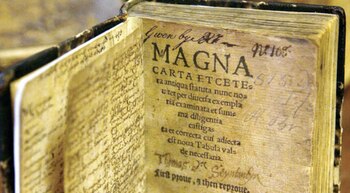 La Carta Magna se erige