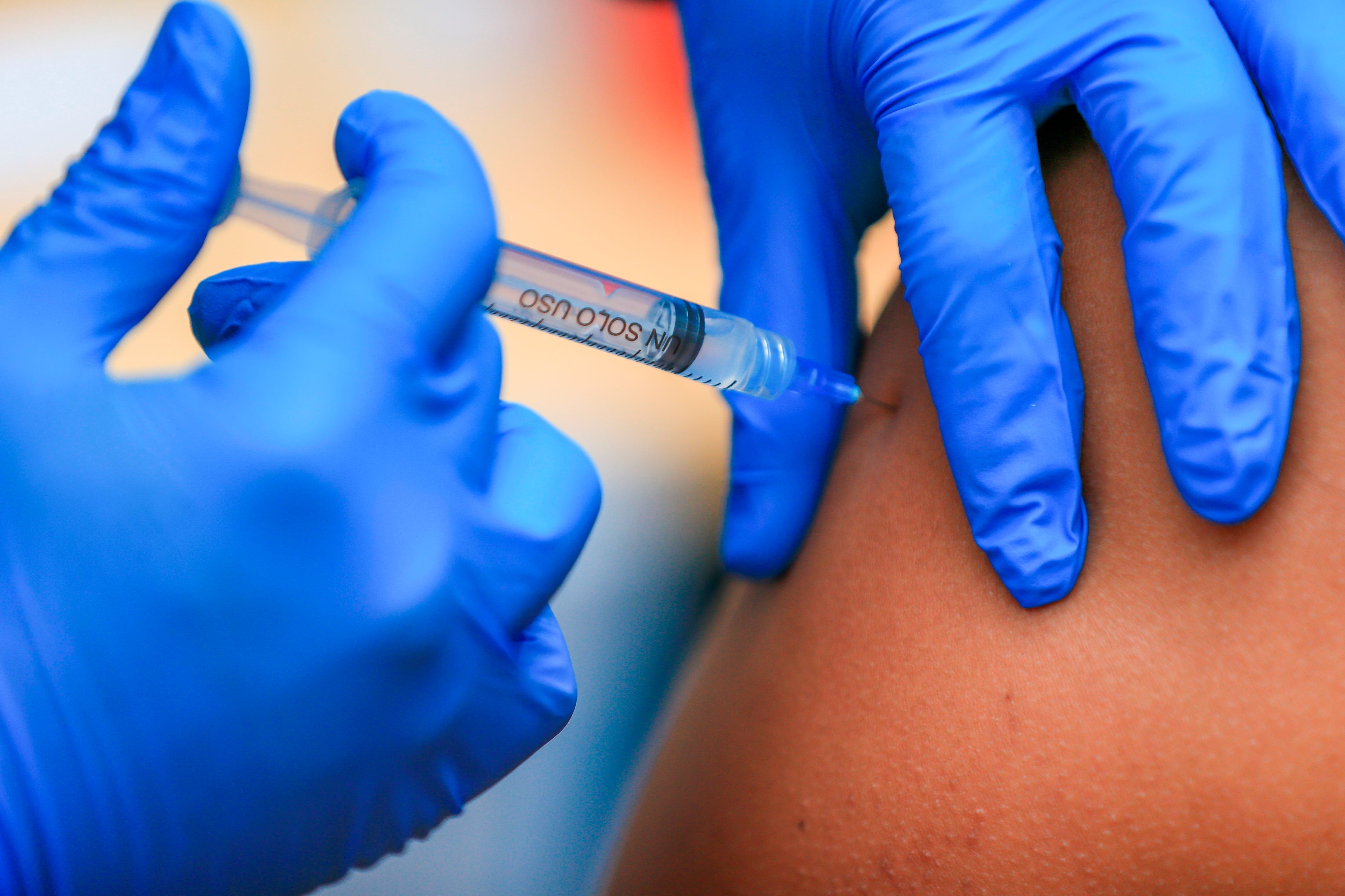 Clínicas acreditadas ofrecen la vacuna MMR sin costo o a bajo precio para personas sin seguro médico (EFE/José Jácome)