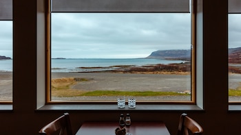 Tres viajes nocturnos en tren perfectos para despertar viendo el mar: hasta el Cantábrico o el Mediterráneo en transporte sostenible