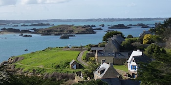 Bréhat, la isla francesa donde los autos están prohibidos, favorece un modelo de conservación y turismo sostenible único en Europa (Wikimedia Commons)