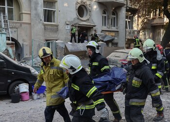 Rescatistas trasladan un cuerpo (REUTERS/Roman