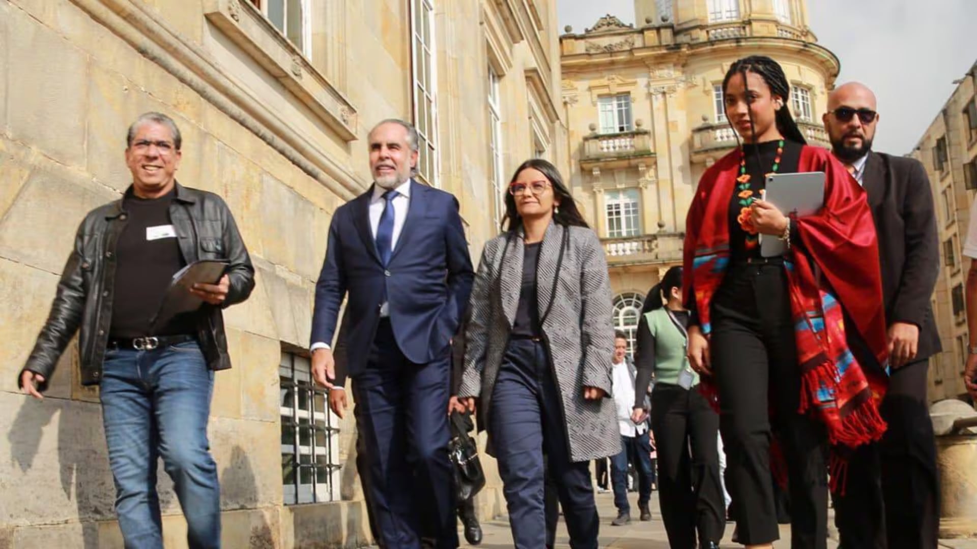 Pese a no contar con un título universitario, Juliana Guerrero fue delegada por altos funcionarios para representar al Gobierno - crédito @AABenedetti/X