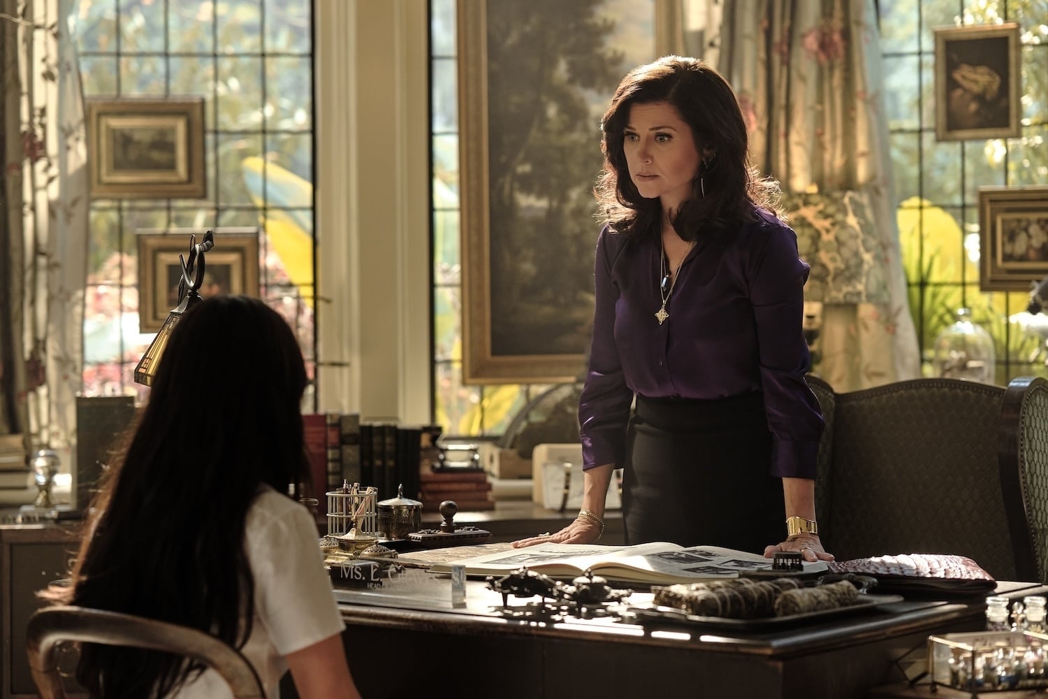 Tiffani Thiessen interpreta a la señorita Graves, directora del colegio donde transcurre la serie. (Disney+)