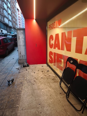 25/04/2025 Artefactos caseros explosionados en la sede del PSOE de Cantabria
POLITICA ESPAÑA EUROPA CANTABRIA
PSOE CANTABRIA