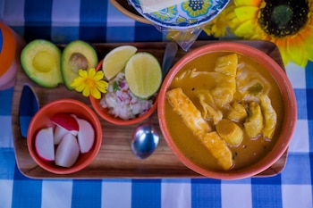 El evento resaltó la importancia de la cocina popular en las celebraciones urbanas, donde la sopa de pata reafirma su lugar entre los platillos predilectos de los salvadoreños. (Foto cortesía Alcaldía de San Salvador)