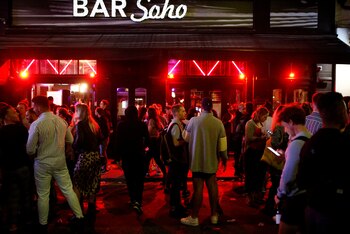 La gente se reúne en