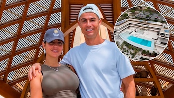 Escaleras y piso de mármol,