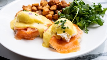 Receta de huevos benedictinos, el clásico de los brunch que puedes preparar fácilmente en casa