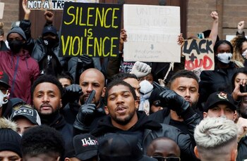 El boxeador Anthony Joshua, junto a manifestantes durante una protesta de Black Lives Matter, en Watford (REUTERS/Paul Childs)