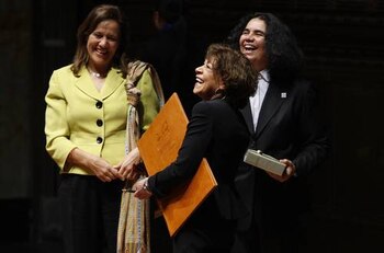 Cristina Pacheco al recibir el