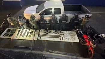 Hombres armados escapan y dejan arsenal en una camioneta en Puebla: incluía granadas, armas de fuego y ponchallantas