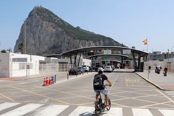 Vista del paso fronterizo entre Gibraltar y España. EFE/A. Carrasco Ragel