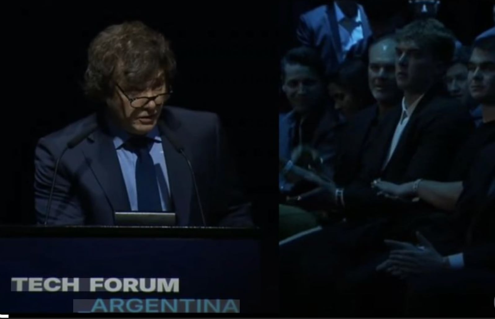 Milei habla en el Techo Forum el 19 de octubre de 2024, con Hayden Davis aplaudiendo en primera fila