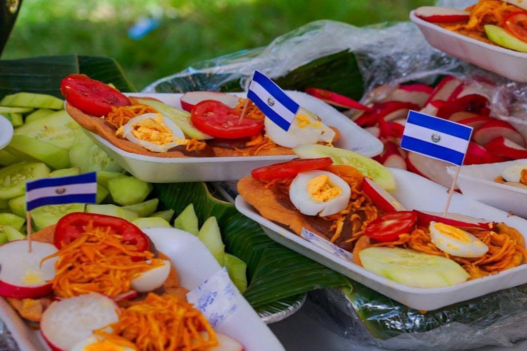 La alcaldía de San Salvador Centro organiza una Tarde Típica en la plaza Masferrer. Las enchiladas no faltaron. (Foto cortesía Alcaldía de San Salvador Centro)