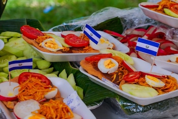 La alcaldía de San Salvador Centro organiza una Tarde Típica en la plaza Masferrer. Las enchiladas no faltaron. (Foto cortesía Alcaldía de San Salvador Centro)