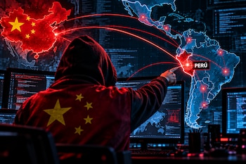Persona con capucha con la bandera de China frente a monitores señalando a Perú iluminado en rojo en un mapa digital de América
