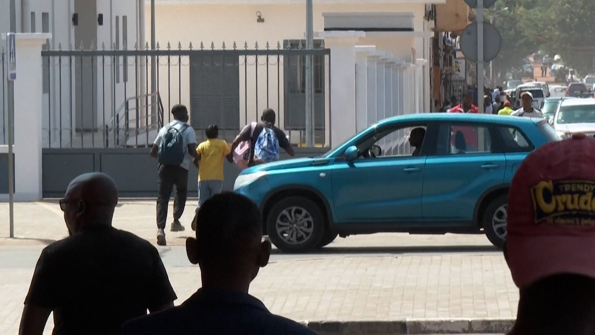 Todas las calles que conducen al palacio presidencial han sido bloqueadas, incluidas las zonas cercanas a la Embajada de Portugal.