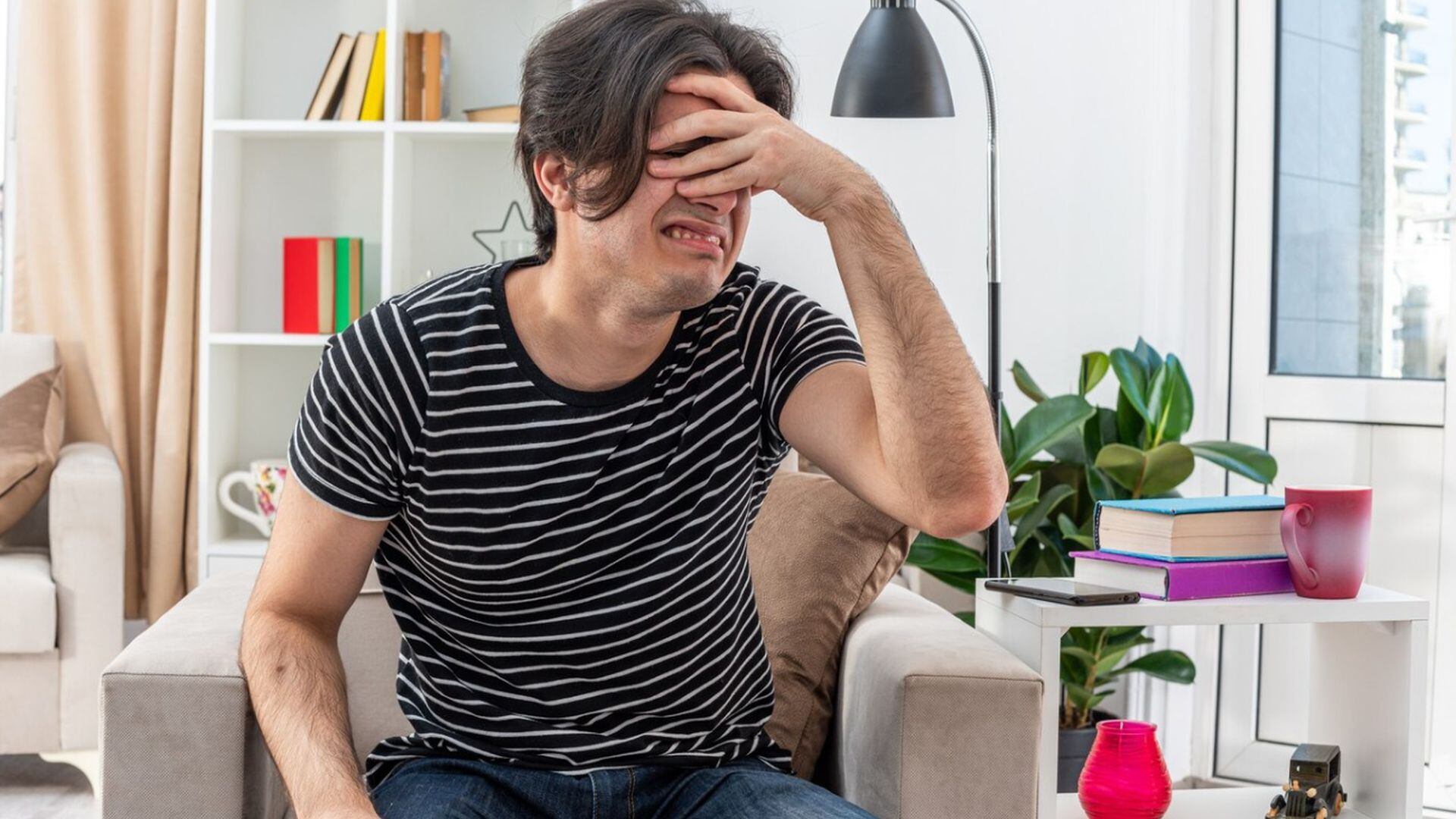 Especialistas en psicología advierten que el agotamiento emocional no es debilidad ni falta de voluntad, sino una señal de saturación interna (Freepik)