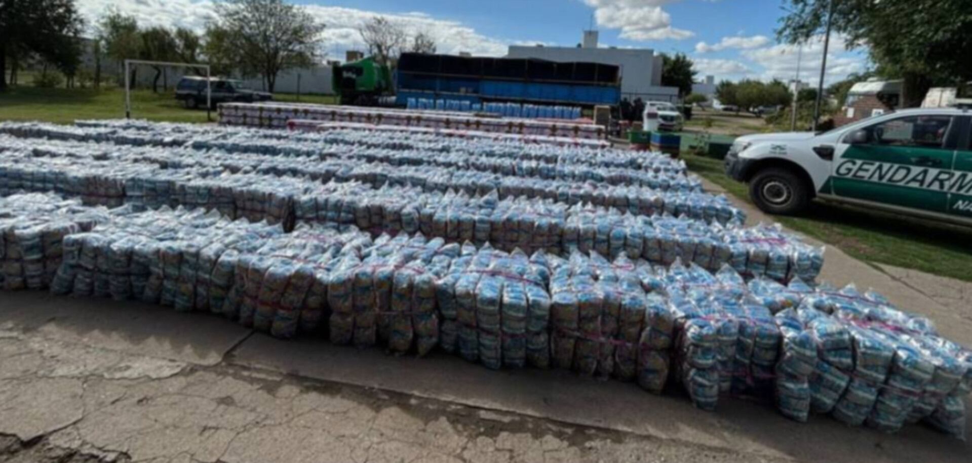 Las casi 5 toneladas de coca exhibidas por Gendarmería (El Tribuno)