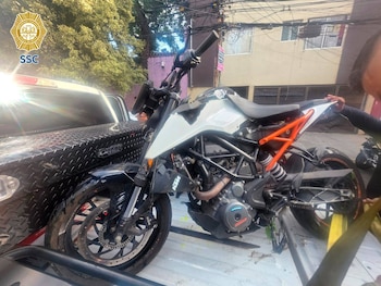 La SSC reportó el aseguramiento de un arma de fuego y una motocicleta durante la detención de los dos sospechosos; el Ministerio Público determinará su posible relación con el doble homicidio. (Crédito: SSC CDMX)