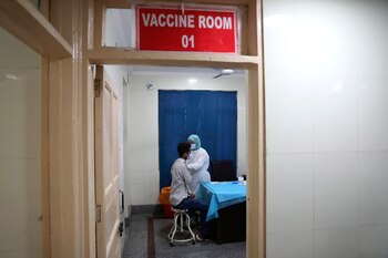 Centro de vacunación en el Hospital de Srinagar, la capital de verano de la Cachemira india. EFE/EPA/FAROOQ KHAN