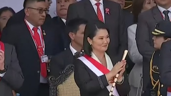 Keiko Fujimori se emociona durante el paso del comando Chavín de Huántar en el desfile por Fiestas Patrias - Créditos: Captura de pantalla de Latina.