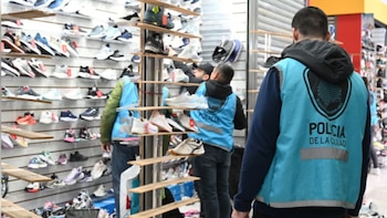 Incautaron más de 2.700 pares de zapatillas de contrabando en una galería del barrio de Retiro
